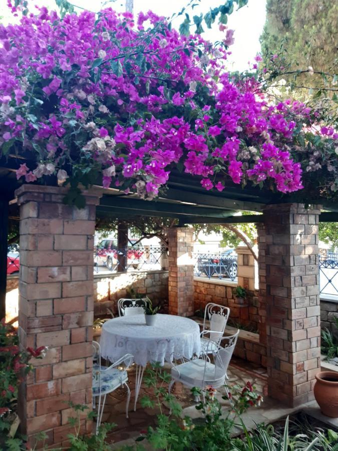 Appartamento Veneto'S Garden Kardhamili Esterno foto